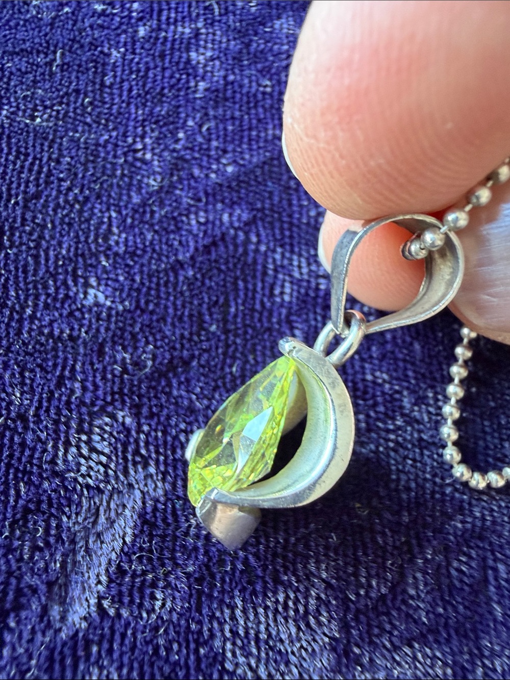 925 sterling silver necklace with large green sparkling stone - Picture 3 of 10